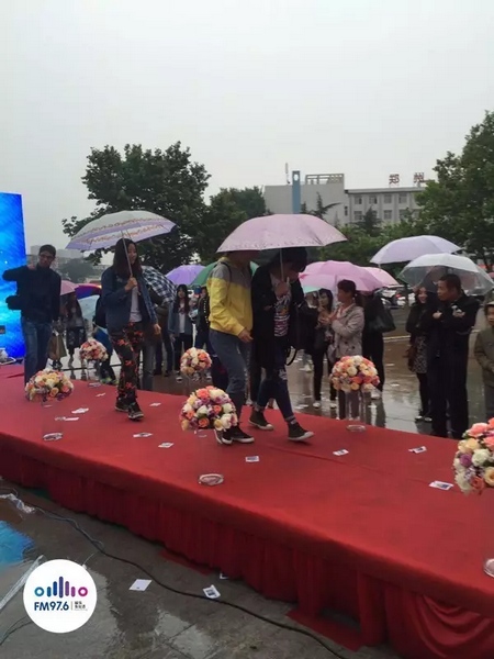　　好友從屏幕后面走出來，他們特意從陜西、平頂山趕來為兩人送出祝福。