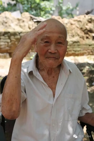 老兵身子骨不行了，九十多歲了……也許軍禮不那么標(biāo)準(zhǔn)了，但是這一幕還是感動到了我們……