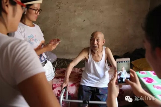 老兵老兵，你的勛章呢，國家給你的那個？