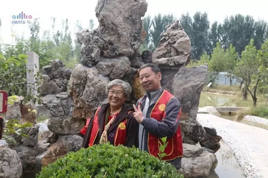 爺爺奶奶叔叔阿姨被盛運(yùn)莊園的景致吸引，紛紛拍照留影