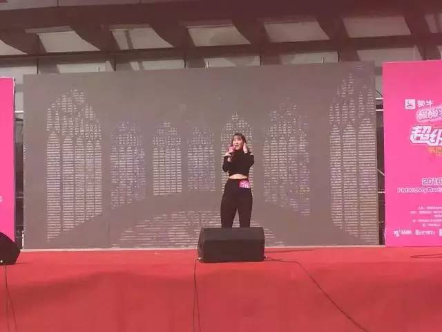 這pose一看就是在飆高音，猜猜看她唱的是哪首歌？