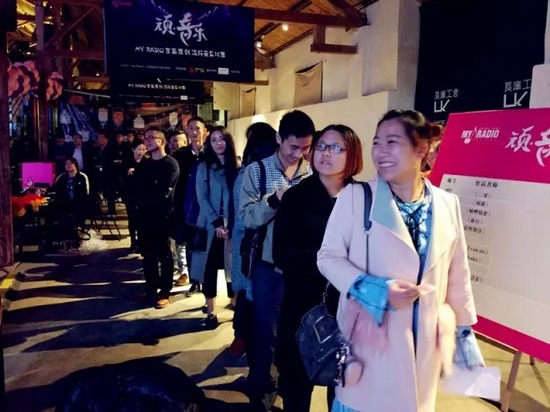 精彩的演唱后聽眾評審團上臺進(jìn)行投票