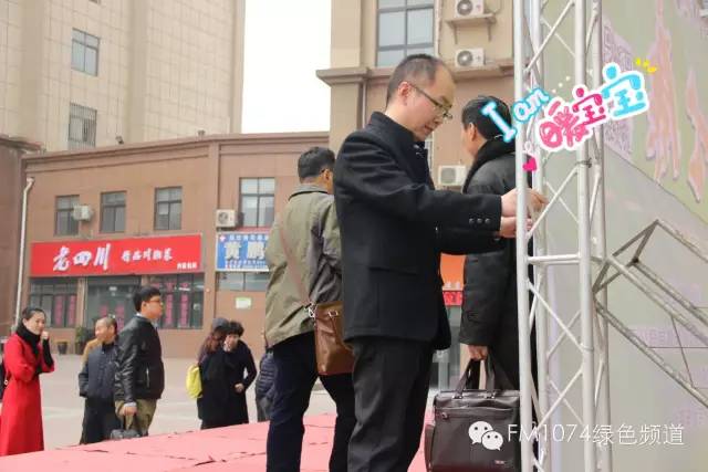 寒江副總監(jiān)親力親為，事無巨細(xì)。偶像真是暖暖惹人愛呢！