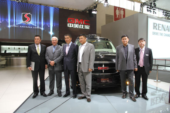 北京國(guó)際車展上，全新GMC S系列頂級(jí)商務(wù)車在亞太區(qū)首發(fā)。圖為企業(yè)領(lǐng)導(dǎo)與新車合影。