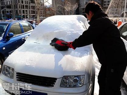 冬季雪后擦車(chē)