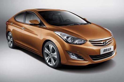 　　北京現(xiàn)代朗動分別搭載1.6L和1.8L兩種發(fā)動機，共7款車型。“流體雕塑”設計理念持身的朗動看上