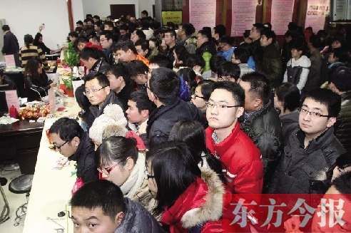 昨日上午，鄭州市金水區(qū)民政局婚姻登記處，領(lǐng)證的新人擠滿了辦證大廳