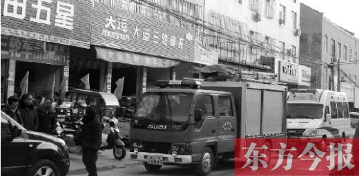 火災(zāi)發(fā)生后，袁厲害家門前的大路上停滿了消防車和警車