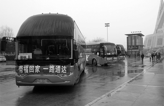 昨天上午10點(diǎn)，17輛愛(ài)心大巴從中原福塔廣場(chǎng)發(fā)車