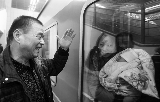 車要開了，史振星揮手向女兒懷中的外孫告別。女兒帶著剛剛出生43天的孩子，要到千里之外湖南的婆婆家過新
