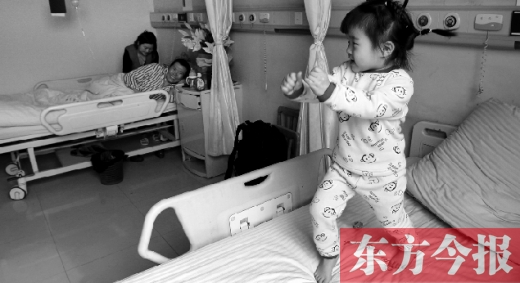 2月7日，春節(jié)前的第3天，雖然傷口很是疼痛，但3歲女兒可愛的“騎馬舞”是李剛最好的“止痛藥”