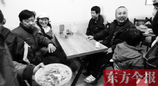 1月26日，坐著輪椅的袁海軍再次出現(xiàn)在李剛的面館，這次和他同來的是他的3位殘疾人朋友
