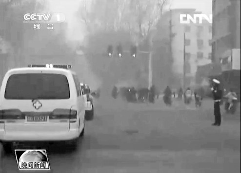正值上下班高峰，交警調(diào)信號燈分流車輛