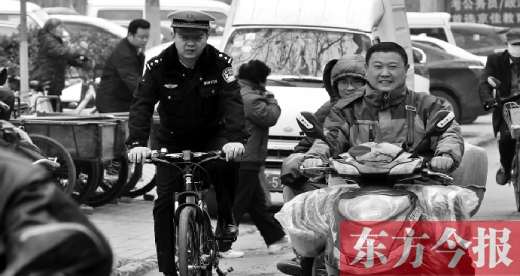為了倡導(dǎo)綠色出行，鄭州市交警三大隊民警以身作則騎自行車上下班
