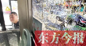 4月6日，鄭州市108路公交車一整塊車窗玻璃被鋼珠擊碎