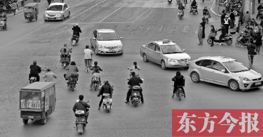 四月九日，鄭州市黃河路與經(jīng)八路交叉口，“中國(guó)式過(guò)馬路”現(xiàn)象仍很常見