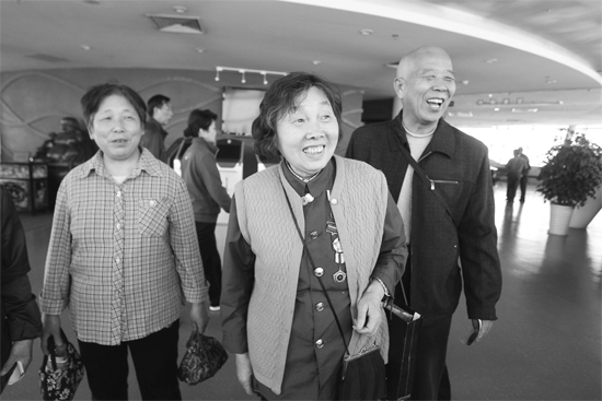 昨日，“尋訪百名共和國勞?！被顒?dòng)選出的百位勞模免費(fèi)游覽中原福塔