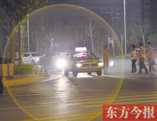 昨晚，鄭州火車東站，一些出租車?？吭诼愤?，見到行人不時主動搭訕 東方今報暗訪組 攝