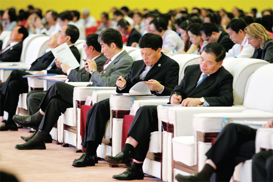 在推介會上，省長謝伏瞻（前排右二）在認(rèn)真記錄嘉賓的發(fā)言