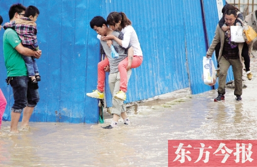 雨后鄭州，“背人過河”成了一道甜蜜又無奈的風景 東方今報記者 沈翔 攝