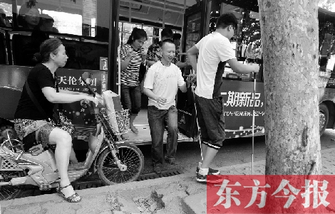 每到下車時，宋鵬（右一）和胡興開（右二）都很艱難，好在周圍的市民都挺照顧的