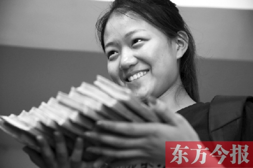 昨天，大一女生周文靜把10萬元現(xiàn)金還給了失主