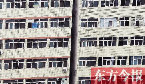 鄭州市城中村眾多類似這樣火柴盒式的房間，成了大中專畢業(yè)生們暫時(shí)安放青春和夢想的地方