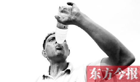 高溫天氣下，鄭州自來水搶險工人老趙經(jīng)常是喝水趕不上出汗