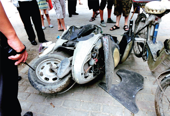8月3日，棉紡路與六廠前街交叉口附近一輛水泥罐車突然爆胎，路邊一輛電動車被沖擊波震翻報廢