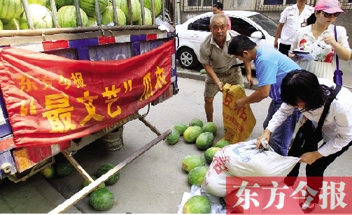 昨日，得知“最文藝瓜農(nóng)”祁老漢（左一）被困，市民紛紛購愛心瓜