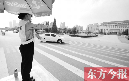 昨日，駐馬店市開(kāi)源大道，女交警冒高溫指揮交通