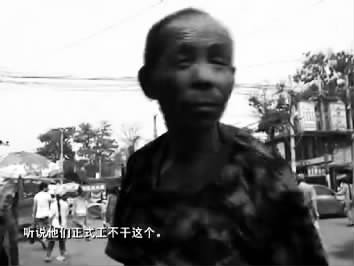 視頻中的男子面對(duì)鏡頭發(fā)泄心中的不滿：不合理，明擺著剝削人