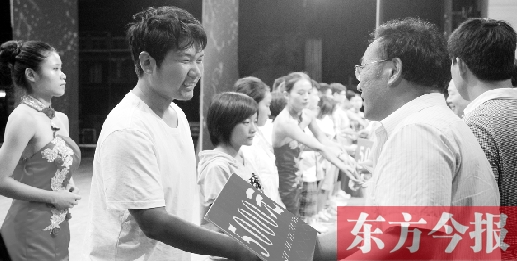 8月25日，河南電視臺8號演播廳，寒門學(xué)子每人拿到了5000元助學(xué)金
