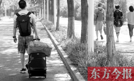 滿載著家人的希望，沿著學校的路標，鄭州大學新生入學了，一位新生自己帶著行李來報到