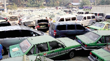 國慶期間，鄭州市客運管理處查處的大批非法營運車輛