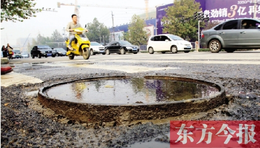 鄭州市航海路與興華南街交叉口當(dāng)中，一處突出地面的窨井口隨時“伏擊”著粗心的路人