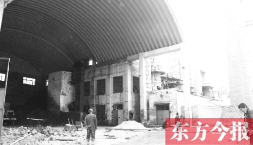 黃委會(huì)燃煤鍋爐房里幾臺(tái)機(jī)器正“整裝待發(fā)”，大煙囪拆除難