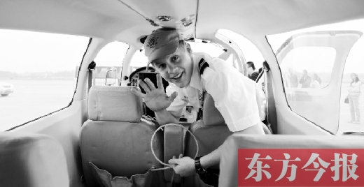 “歡呼”降落鄭州國(guó)際機(jī)場(chǎng)，杰克透過(guò)舷窗向人們打招呼