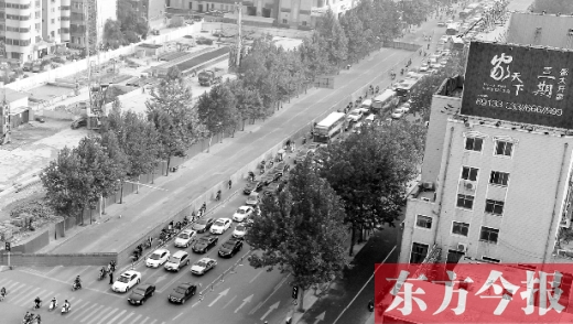 圍擋設(shè)置首日，人們騎車緩慢通行