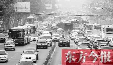 昨日下午4點(diǎn)，在花園路與黃河路口附近，車堵成了“一鍋粥”