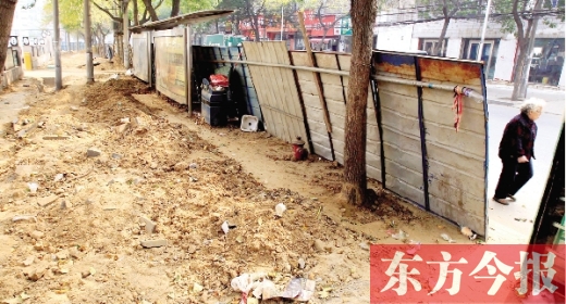 鄭州市紅專路與政七街交叉口，一工地“圍而不動(dòng)”，步行者只好擇路而行