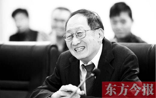 10月24日，美籍華人、諾貝爾物理學(xué)獎(jiǎng)獲得者崔琦先生來(lái)鄭訪問(wèn)