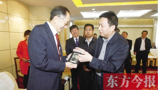 東方今報社社長趙國平（右）向崔琦先生（左）轉(zhuǎn)贈一份特殊的禮物，這份禮物東方今報記者珍藏了15年