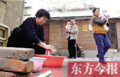 停水期間，一個(gè)水龍頭，12戶居民交替使用