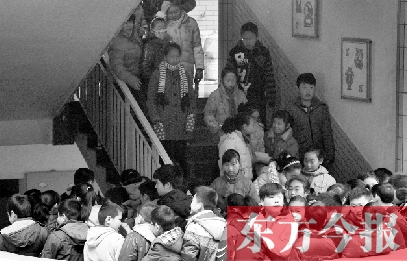 某小學的學生走下樓梯放學。2013年年底前，河南省將掛牌督導(dǎo)覆蓋所有中小學校。
