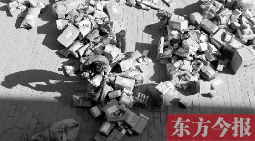 “雙十一”后，快遞員忙著送包裹，連水也不敢喝