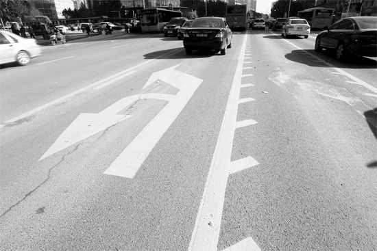 昨日，鄭州市金水路未來路口的“魚刺”車道，好多司機(jī)不知道咋走