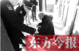 昨日，鄭州市管城區(qū)執(zhí)法局對(duì)轄區(qū)一只狗狗檢查是否辦過證 東方今報(bào)首席記者 劉棟杰 攝