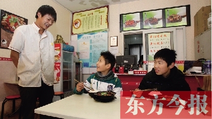 11月30日，鄭州市81中的兩位學(xué)生用勞動為自己掙了一頓中午飯，心里很高興