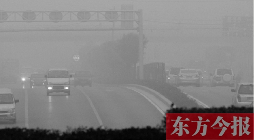昨天早上，鄭州氣象臺發(fā)布大霧紅色預(yù)警，鄭州空氣質(zhì)量也再次迎來重度污染的預(yù)警